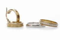 Lot 59 - EIGHTEEN CARAT GOLD BAND with central silver...