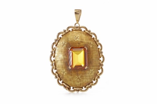 Lot 143 - GEM SET PENDANT BROOCH set with a step cut...