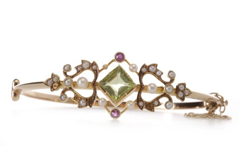 Lot 144 - SPLIT SEED PEARL AND GEM SET BANGLE the...