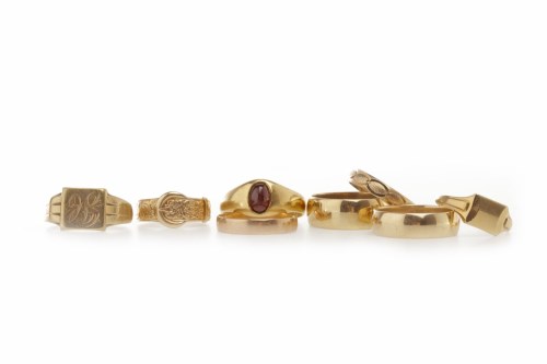 Lot 257 - EIGHTEEN CARAT GOLD GEM SET RING with a...