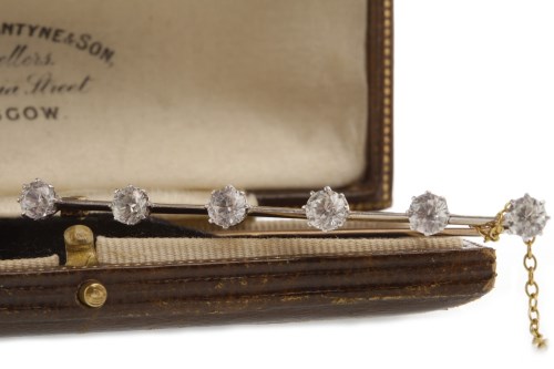 Lot 260 - WHITE GEM SET BAR BROOCH with claw set round...