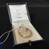 Lot 9 - MODERN CAMEO BROOCH with pearl surround and...