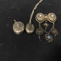Lot 12 - BROOCH AND TWO LOCKETS one of the lockets on...