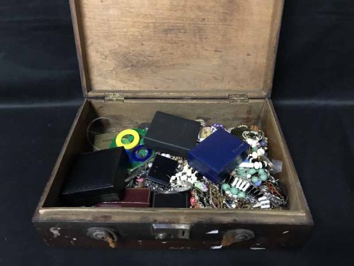 Lot 20 - LOT OF COSTUME JEWELLERY including agates and...