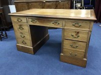 Lot 394 - EARLY 20TH CENTURY MAHOGANY KNEEHOLE DESK