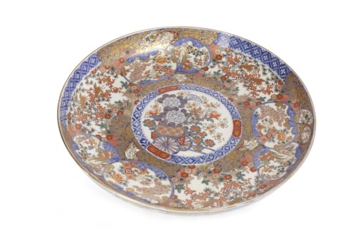 Lot 1076 - LARGE JAPANESE IMARI PATTERNED CHARGER painted...