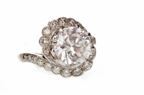Lot 540 - DIAMOND AND GEM SET RING set with a round...