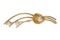 Lot 627 - PEARL SET BROOCH formed by three gold bars set...