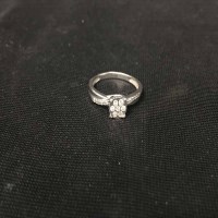 Lot 49 - DIAMOND CLUSTER RING the central section set...