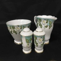 Lot 77 - MONTROSE GLADSTONE FLORAL DECORATED DINNER AND...