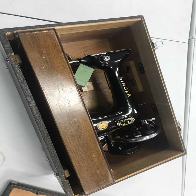 Lot 82 - SINGER SEWING MACHINE