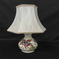 Lot 142 - MOORCROFT COLUMBINE PATTERN TABLE LAMP
