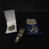 Lot 421 - GROUP OF COSTUME JEWELLERY to include brooches...