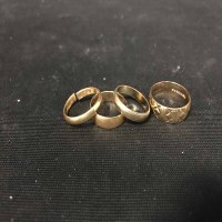 Lot 432 - NINE CARAT GOLD WEDDING RING along with three...