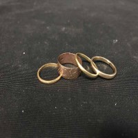 Lot 458 - NINE CARAT GOLD WEDDING RING along with three...