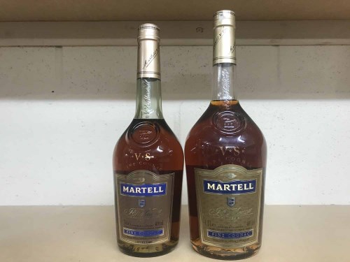 Lot 24 - MARTELL VS - ONE LITRE Cognac, France. 1 litre,...