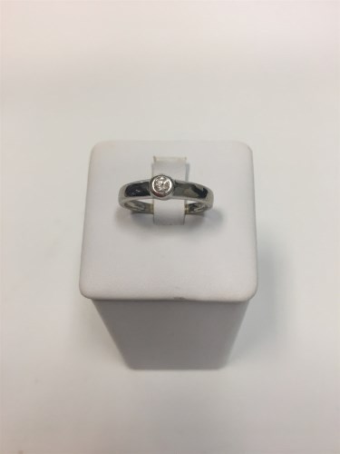 Lot 551 - DIAMOND SOLITAIRE RING the collet set round...