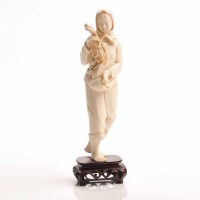 Lot 457 - EARLY 20TH CENTURY CHINESE CARVED IVORY FIGURE...