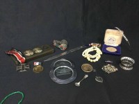 Lot 79 - MIXED LOT OF COLLECTABLES including brooches,...