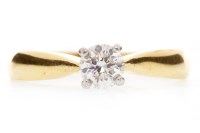 Lot 529 - DIAMOND SOLITAIRE RING with a four claw round...