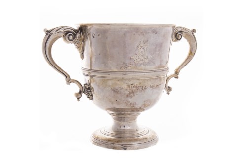 Lot 816 - EARLY 19TH CENTURY IRISH SILVER TROPHY CUP...
