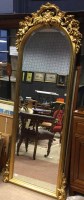Lot 861 - REPRODUCTION GILTWOOD BEVELLED WALL MIRROR...