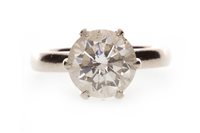 Lot 8 - A DIAMOND SOLITAIRE RING