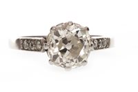 Lot 62 - A DIAMOND SOLITAIRE RING