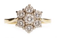 Lot 82 - A DIAMOND CLUSTER RING