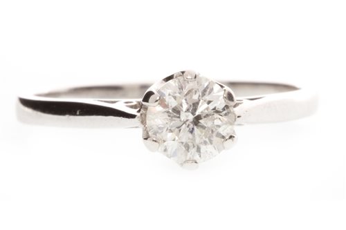 Lot 137 - A DIAMOND SOLITAIRE RING