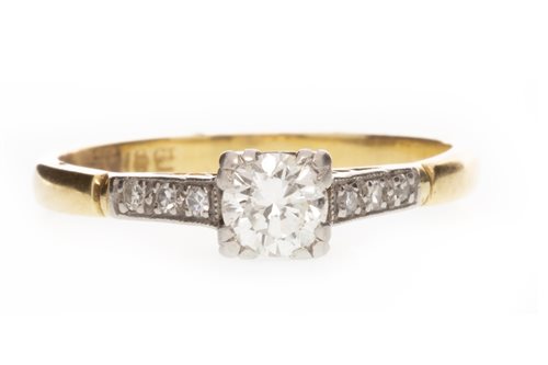 Lot 144 - A EARLY TO MID TWENTIETH CENTURY DIAMOND SOLITAIRE RING