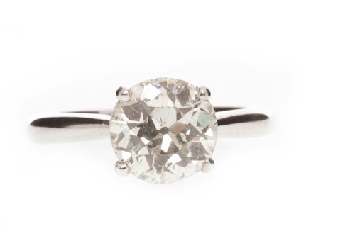 Lot 146 - A DIAMOND SOLITAIRE RING