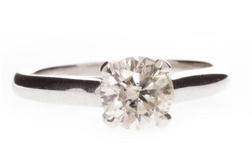 Lot 152 - A DIAMOND SOLITAIRE RING