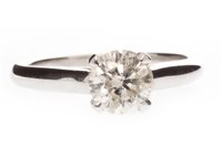Lot 152 - A DIAMOND SOLITAIRE RING