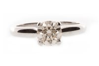 Lot 153 - A DIAMOND SOLITAIRE RING