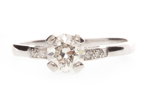 Lot 155 - A DIAMOND SOLITAIRE RING