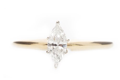 Lot 162 - A DIAMOND SOLITAIRE RING