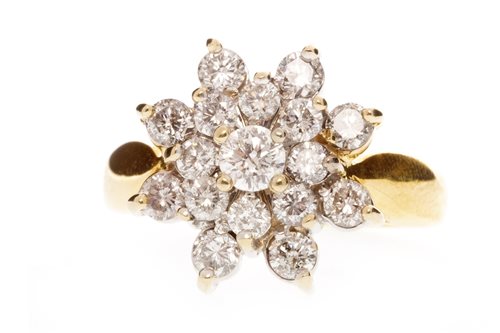 Lot 170 - A DIAMOND CLUSTER RING