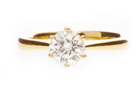 Lot 171 - A DIAMOND SOLITAIRE RING