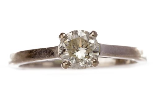 Lot 17 - A DIAMOND SOLITAIRE RING