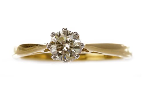 Lot 21 - A DIAMOND SOLITAIRE RING