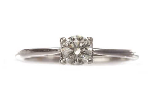 Lot 85 - A DIAMOND SOLITAIRE RING