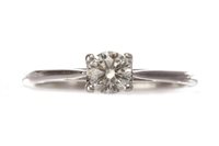 Lot 85 - A DIAMOND SOLITAIRE RING