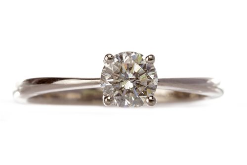 Lot 136 - A DIAMOND SOLITAIRE RING