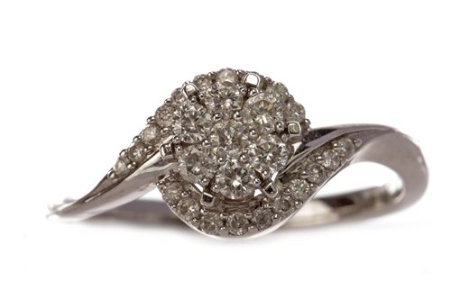 Lot 173 - A DIAMOND CLUSTER RING