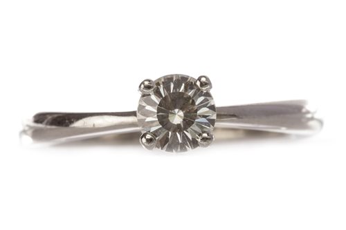 Lot 174 - A DIAMOND SOLITAIRE RING