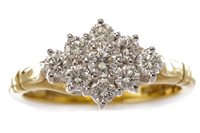 Lot 176 - A DIAMOND CLUSTER RING