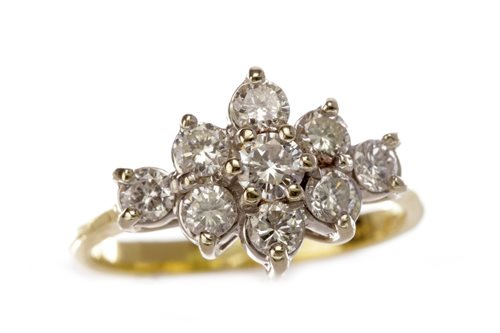 Lot 182 - A DIAMOND CLUSTER RING