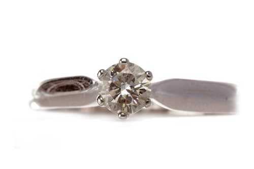 Lot 183 - A DIAMOND SOLITAIRE RING