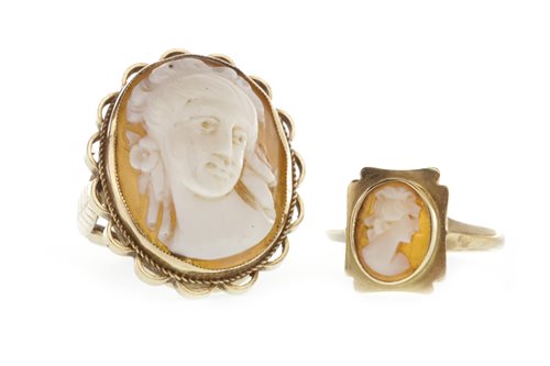 Lot 230 - A GOLD CAMEO RING